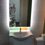 Зеркало в ванной комнате с подсветкой